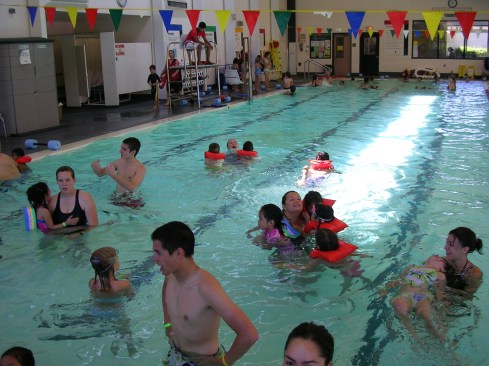 SAFETY FIRST In an effort to make pools safer for young children, many 
North American aquatics facilities have implemented policies that assign
 color-coded wristbands, or neck bands, to indicate visitors’ swimming 
ability. 