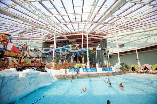 The waterpark is topped by America’s largest installation of the Texlon transparent roofing system, which allows maximum sunlight to enter during the day, while visitors can stargaze at night.