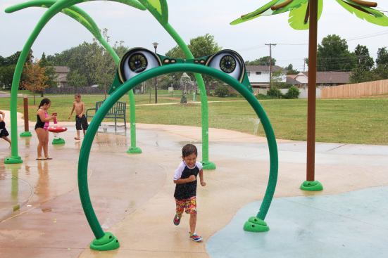The “Toddler Bay” offers non-intimidating water effects to promote cognitive development, sensorial discovery, motor skills development and socialization through interaction.