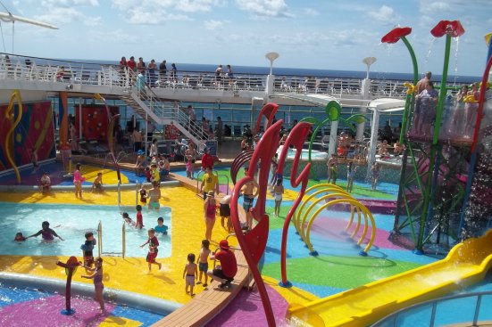 Traditional cruise-ship pool can be intimidating, even older children, so the design team sought to make the new spraypark especially friendly to small children. This made the zero-depth access one of the park’s most important features.