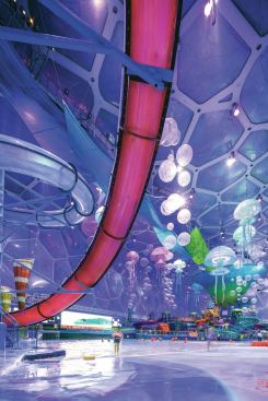 Designers had a jumping-off point for the aquatic fantasy theme because the space already had a “watery” quality resulting from the bubble-lattice membranes of the roof and exterior walls. This helped with the lighting that was so important in creating the mood. By day, natural light filters through the building’s outer and inner skin, much the way it does through the ocean’s depths. At night, the outer shell glows with an evening light show, and special effects inside the cube create a dramatic, changing underwater world.